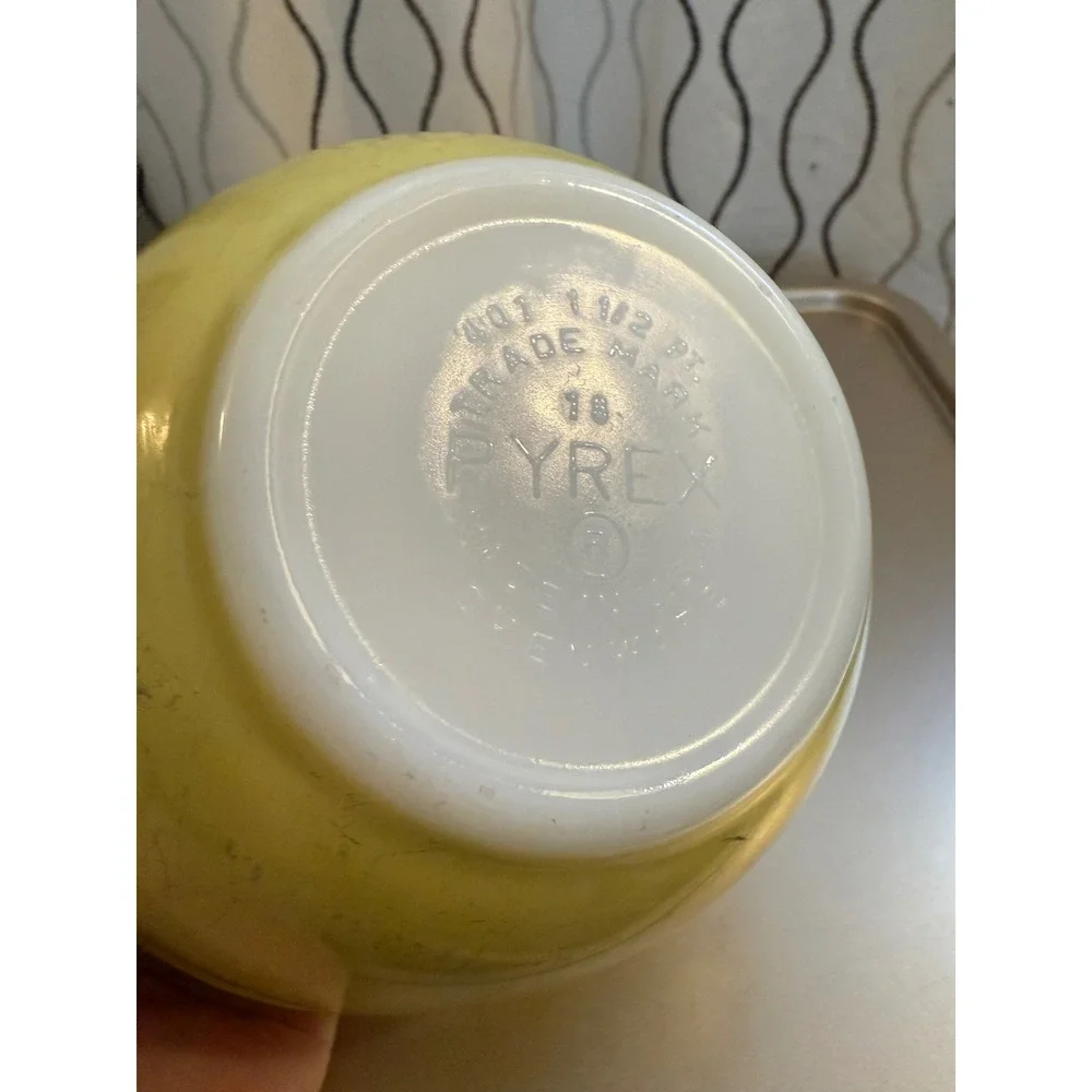Vintage Pyrex 401 Yellow Chartreuse Mixing Bowl 1.5 PT MCM